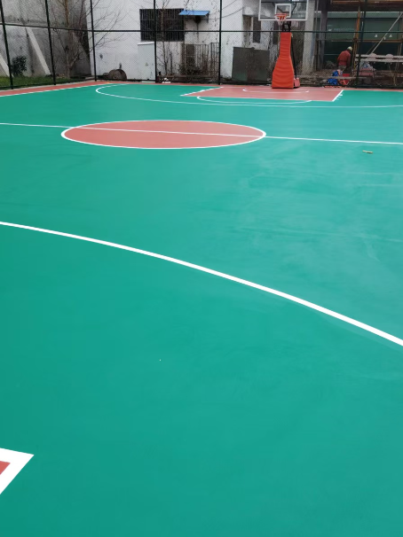 铁锋 球场长期使用易出现地面开裂